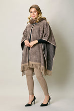 Cargar imagen en el visor de la galería, Capa casual color café con estampado y cuello de felpa