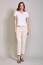 Cargar imagen en el visor de la galería, Blusa básica casual color blanco cuello V manga corta