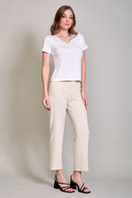Cargar imagen en el visor de la galería, Blusa básica casual color blanco cuello V manga corta