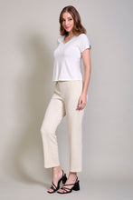 Cargar imagen en el visor de la galería, Blusa básica casual color blanco cuello V manga corta