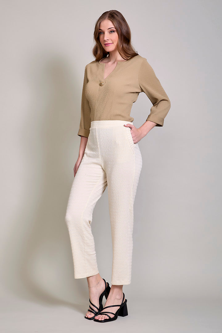 Pantalón casual corte ajustado color beige con bolsillos