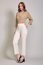 Cargar imagen en el visor de la galería, Pantalón casual corte ajustado color beige con bolsillos