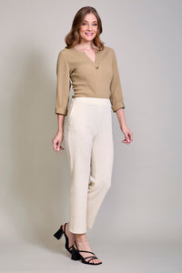 Pantalón casual corte ajustado color beige con bolsillos