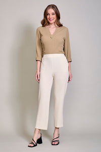 Pantalón casual corte ajustado color beige con bolsillos