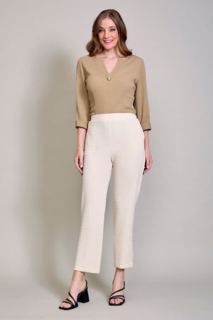 Pantalón casual corte ajustado color beige con bolsillos