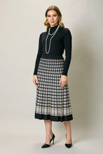 Cargar imagen en el visor de la galería, Falda larga invernal color negra con estampado