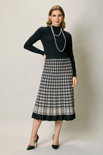 Cargar imagen en el visor de la galería, Falda larga invernal color negra con estampado