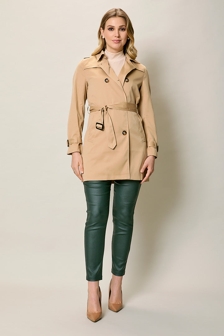 Gabardina corta casual color beige con botones y cinturón