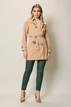 Cargar imagen en el visor de la galería, Gabardina corta casual color beige con botones y cinturón