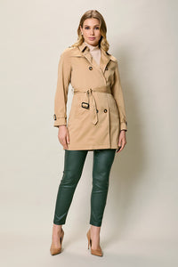 Gabardina corta casual color beige con botones y cinturón
