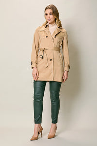 Gabardina corta casual color beige con botones y cinturón