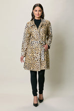Cargar imagen en el visor de la galería, Gabardina larga de gamusa con estampado animal print