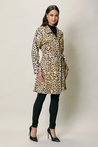 Gabardina larga de gamusa con estampado animal print