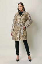 Cargar imagen en el visor de la galería, Gabardina larga de gamusa con estampado animal print
