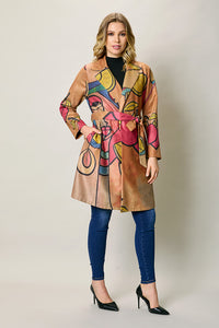 Gabardina larga de gamusa con estampado artístico