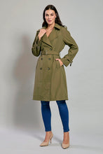 Cargar imagen en el visor de la galería, Gabardina larga impermeable color verde con cinturón
