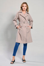 Cargar imagen en el visor de la galería, Gabardina corta impermeable color rosa con cinturón