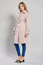 Cargar imagen en el visor de la galería, Gabardina corta impermeable color rosa con cinturón