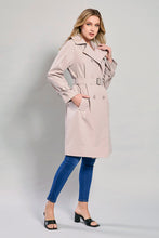 Cargar imagen en el visor de la galería, Gabardina corta impermeable color rosa con cinturón