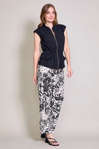 Chaleco casual color negro con cierre y bolsillos