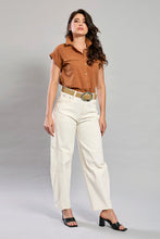 Cargar imagen en el visor de la galería, Pantalón juvenil bota amplia color beige y cinturón