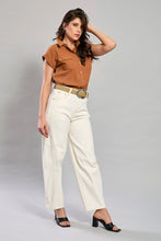 Cargar imagen en el visor de la galería, Pantalón juvenil bota amplia color beige y cinturón