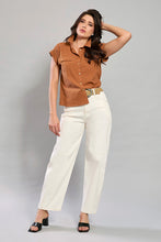 Cargar imagen en el visor de la galería, Pantalón juvenil bota amplia color beige y cinturón