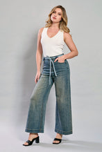 Cargar imagen en el visor de la galería, Pantalón de mezclilla acampanado con cinturón azul