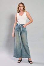 Cargar imagen en el visor de la galería, Pantalón de mezclilla acampanado con cinturón azul