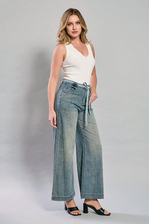 Pantalón de mezclilla acampanado con cinturón azul