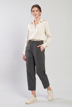 Cargar imagen en el visor de la galería, Pantalón corto juvenil color gris con bolsillos