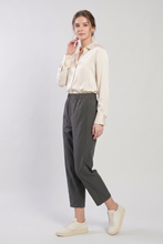 Cargar imagen en el visor de la galería, Pantalón corto juvenil color gris con bolsillos