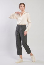 Cargar imagen en el visor de la galería, Pantalón corto juvenil color gris con bolsillos