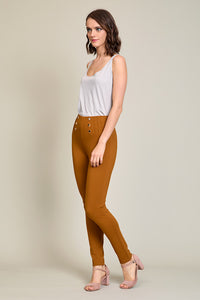 Leggings casual color camel con botones al frente