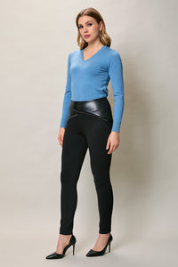 Leggings negro con detalles sintéticos y estoperoles