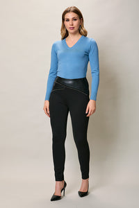Leggings negro con detalles sintéticos y estoperoles