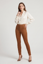 Cargar imagen en el visor de la galería, Pantalón casual de gamusa color café