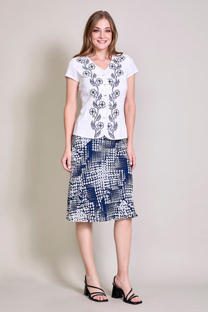 Blusa blanca casual con botones y bordado floral