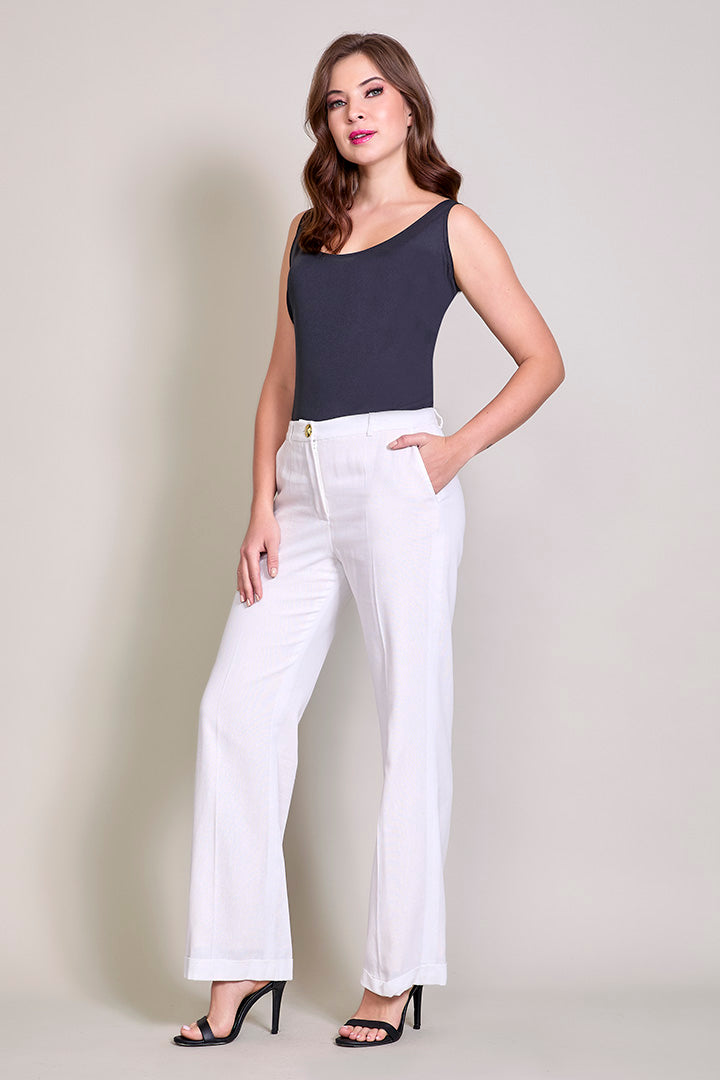 Pantalón básico color blanco con bolsillos y dobladillo