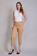 Cargar imagen en el visor de la galería, Pantalón casual corto ajustado de color café claro
