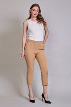 Cargar imagen en el visor de la galería, Pantalón casual corto ajustado de color café claro