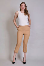 Cargar imagen en el visor de la galería, Pantalón casual corto ajustado de color café claro