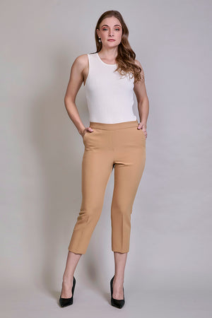 Pantalón casual corto ajustado de color café claro