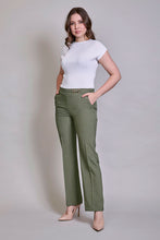 Cargar imagen en el visor de la galería, Pantalón formal largo de color verde suelto de abajo