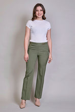 Cargar imagen en el visor de la galería, Pantalón formal largo de color verde suelto de abajo