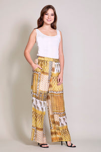 Pantalón casual con estampado color amarillo y bolsillos