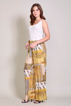 Cargar imagen en el visor de la galería, Pantalón casual con estampado color amarillo y bolsillos