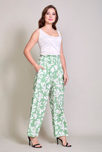 Cargar imagen en el visor de la galería, Pantalón de pretina alta color verde con estampado
