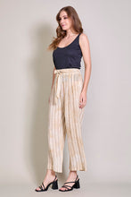 Cargar imagen en el visor de la galería, Pantalón casual rayado bota amplia color beige