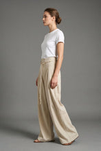 Cargar imagen en el visor de la galería, Pantalón casual color beige de pierna ancha con cinturón